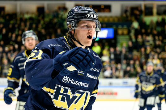 HV71s Axel Rindell jublar