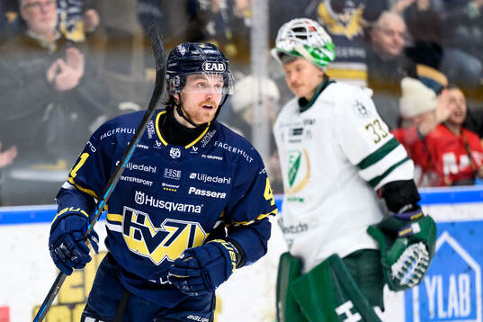 HV71s Riley Woods jublar