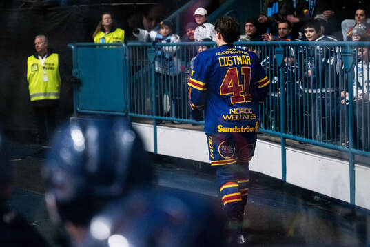 Djurgårdens Arvid Costmar lämnar isen skadad