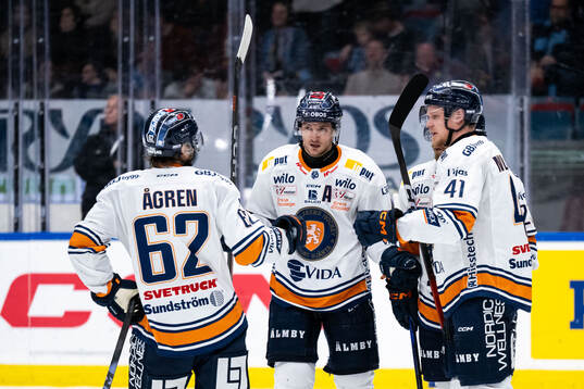 Växjös Ludvig Nilsson jublar med lagkamrater