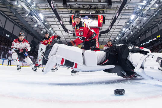 Luleås Filip Eriksson gör 3-0 bakom Örebros målvakt