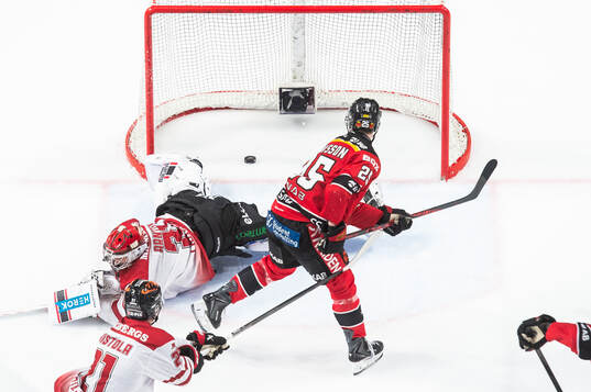 Luleås Filip Eriksson gör 3-0 bakom Örebros målvakt