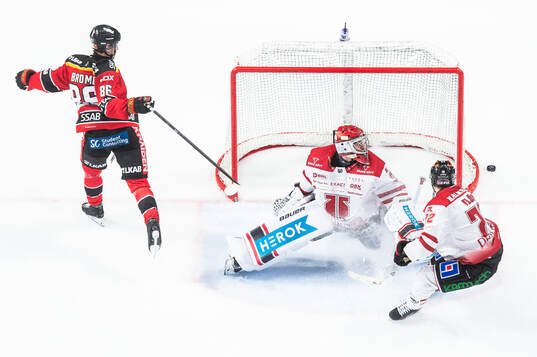 Luleås Mathias Bromé och Örebros målvakt Jonas Arntzen