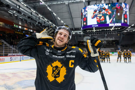 Skellefteås Jonathan Pudas jublar med supportrar
