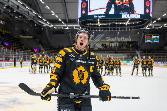 Skellefteås Jonathan Pudas jublar med supportrar