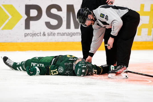 Färjestads Joel Kellman ligger på isen