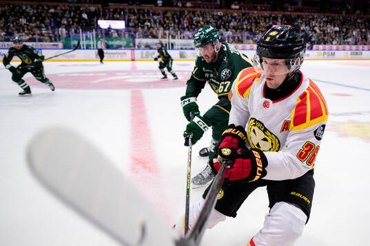 Färjestads Radim Zohorna och Brynäs Linus Ölund