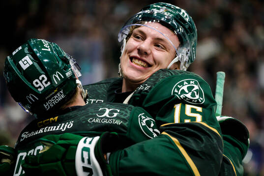Färjestads Lucas Forsell och Jack Berglund jublar