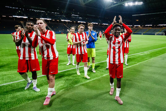 Degerfors Erik Lindell och Ziyad Salifu applåderar publiken