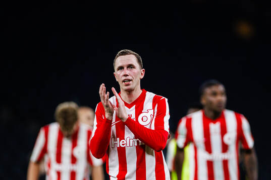 Degerfors Erik Lindell applåderar publiken