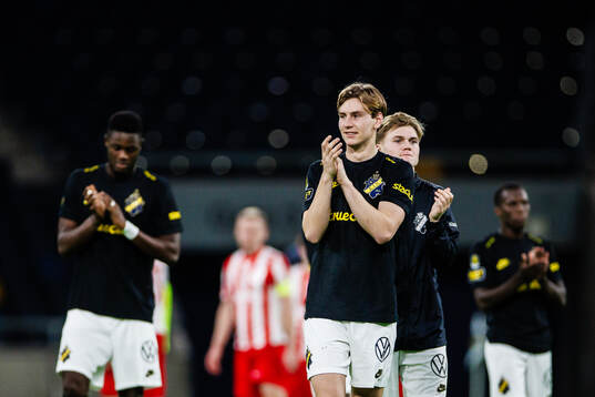 AIKs Fredrik Nissen applåderar publiken