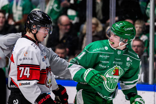 Malmö Redhawks Felix Carell och Rögles Simon Zether