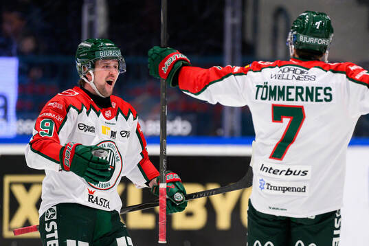 Frölundas Linus Weissbach och Henrik Tömmernes jublar