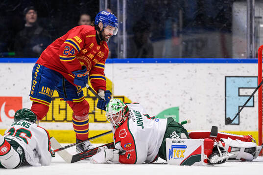 Djurgårdens Ludvig Rensfeldt och Frölundas målvakt Lars