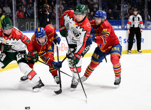 Frölundas Linus Weissbach och Nicklas Lasu i en kamp mot