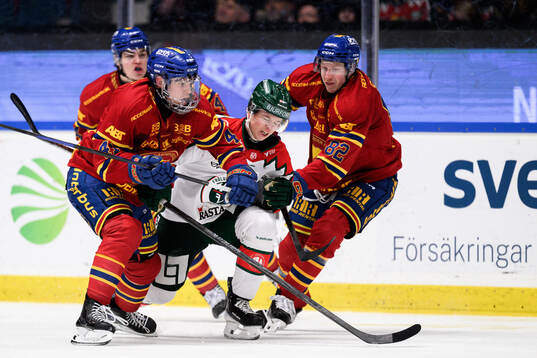 Frölundas Noah Dower Nilsson i en kamp mot Djurgårdens