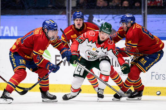 Frölundas Noah Dower Nilsson i en kamp mot Djurgårdens