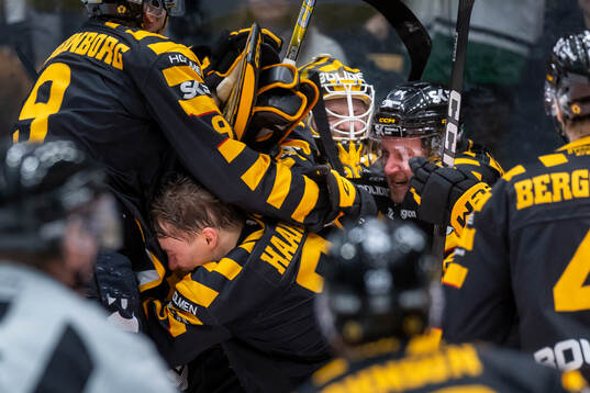 Skellefteås målvakt Jani Lampinen jublar med Victor