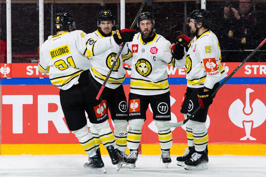 Johan Larsson of Brynäs celebrate with Johannes Kinnvall