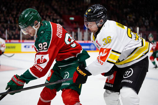 Filip Cederqvist of Frölunda and Linus Ölund of Brynäs