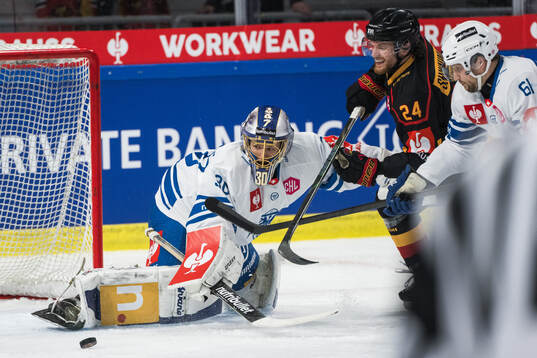 Goaltender Leonardo Genoni of EV Zug and Brendan Shinnimin