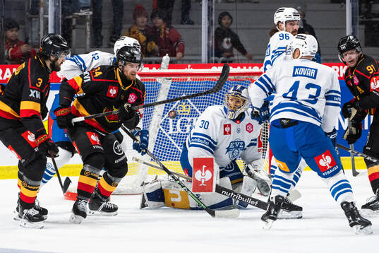 Brendan Shinnimin of Luleå and goaltender Leonardo Genoni