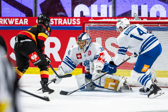 Goaltender Leonardo Genoni of EV Zug