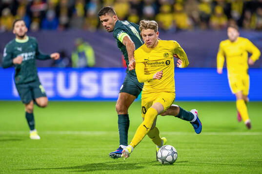 Rodri of Manchester City and Jens Petter Hauge of
