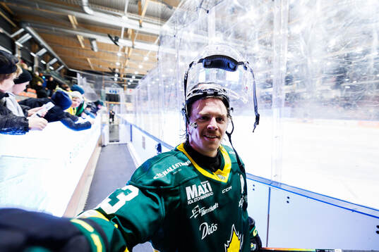 Östersunds Daniel Öhrn jublar