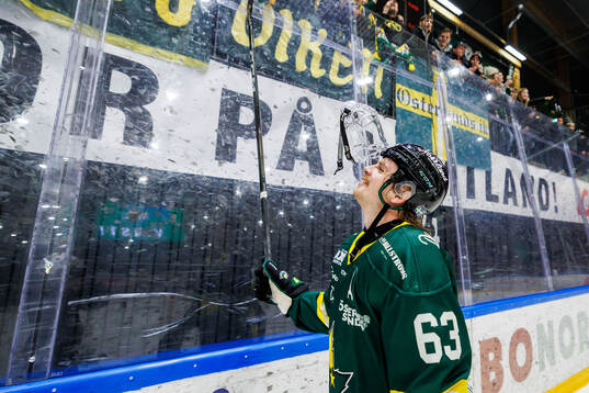 Östersunds Daniel Öhrn jublar