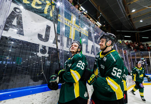 Östersunds Maksim Semjonov och Fredric Jansson jublar