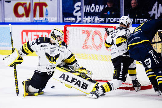 Västerås målvakt Rasmus Korhonen i aktion på en