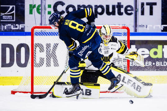 Västerås målvakt Rasmus Korhonen räddar en straff av