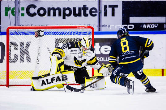 Södertäljes William Wiå med en straff mot Västerås