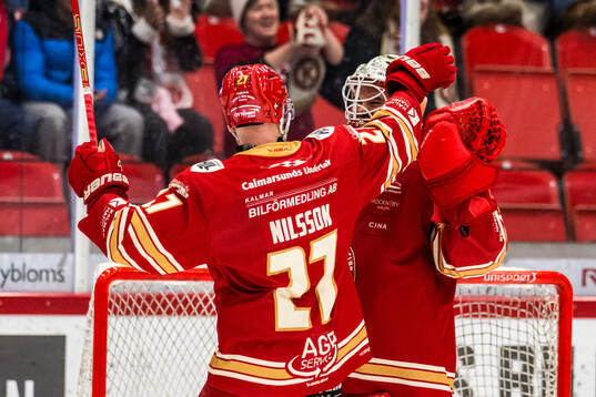 Kalmars Henrik Nilsson och målvakt Jacob Crespin jublar