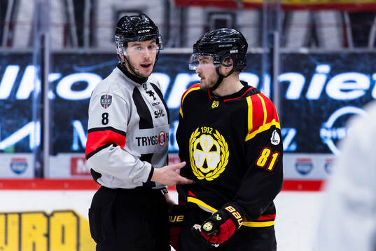 Brynäs Kieffer Bellows diskuterar med domare Oscar