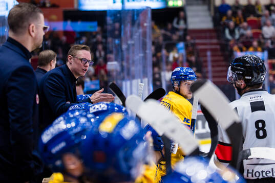 Djurgårdens tränare Robert Kimby diskuterar med domare