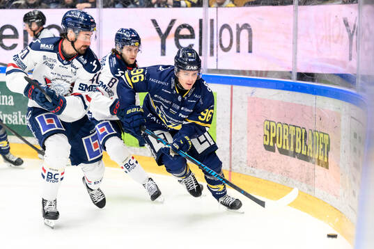 Linköpings David Bernhardt och HV71s Nikola Pasic