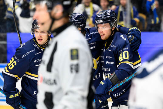 HV71s Nikola Pasic och Oskar Stål-Lyrenäs jublar