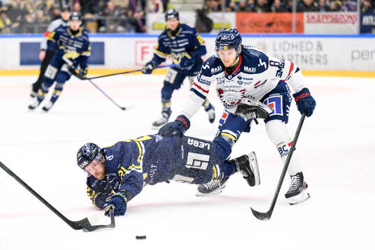 HV71s Mattias Tedenby och Linköpings Jonathan Myrenberg