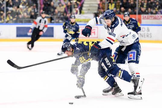 HV71s Mattias Tedenby och Linköpings Jonathan Myrenberg