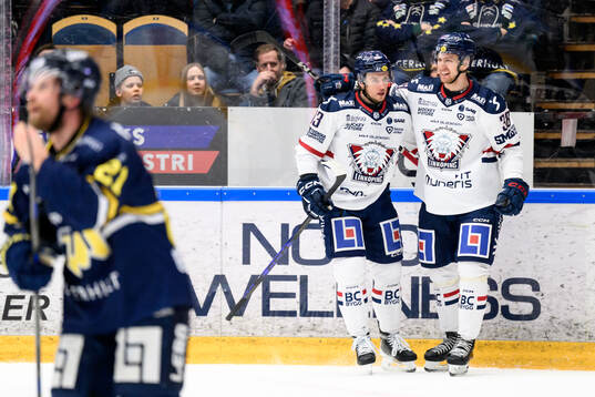 Linköpings Jakub Vrana och Johan Södergran jublar
