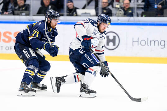 HV71s William Ignberg Nilsson och Linköpings Zion Nybeck
