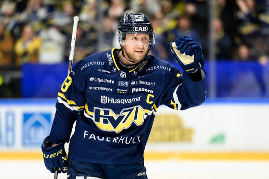 HV71s Olle Alsing jublar