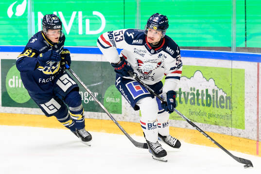 HV71s Axel Rindell och Linköpings Adam Hofbauer
