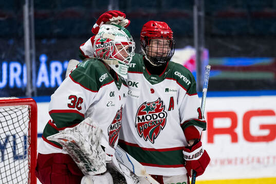 Modos målvakt Lovisa Persson och Linnéa Andersson jublar