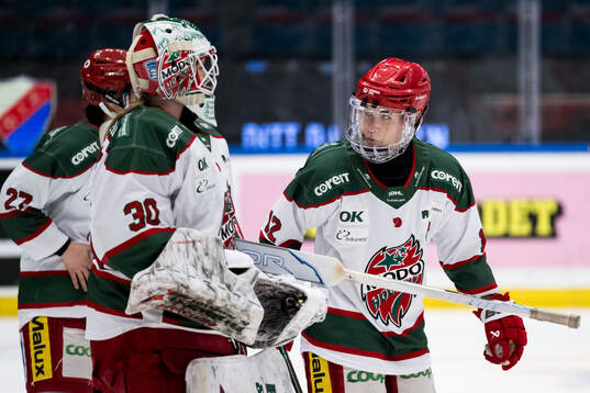 Modos målvakt Lovisa Persson och Ebba Berglund jublar