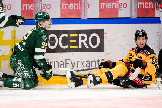 Färjestads Lucas Forsell och Luleås Mathias Bromé