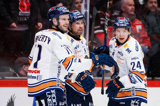 Växjös Dylan Mclaughlin jublar med Brogan Rafferty och