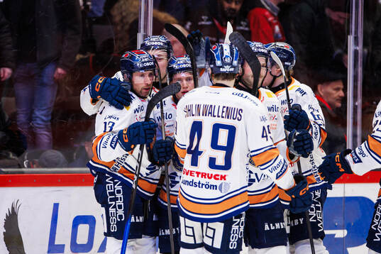 Växjös Dylan Mclaughlin jublar med lagkamrater